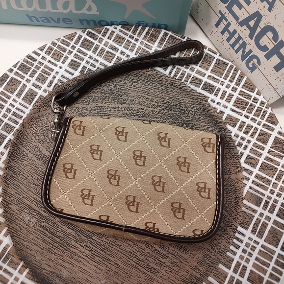 😍 Vintage Y2K GUC Dooney & Bourke Brand Signature Monogram Canvas Wristlet - Picture 5 of 8